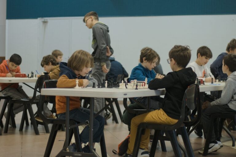 Interclubs jeunes: rondes 1 et 2 Salle d’entraînement pour apprendre les échecs à Poitiers