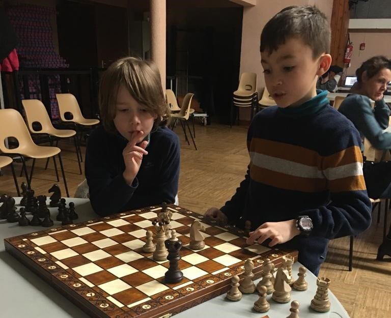 Deux champions régionaux jeunes cours dechecs pour enfants a poitiers