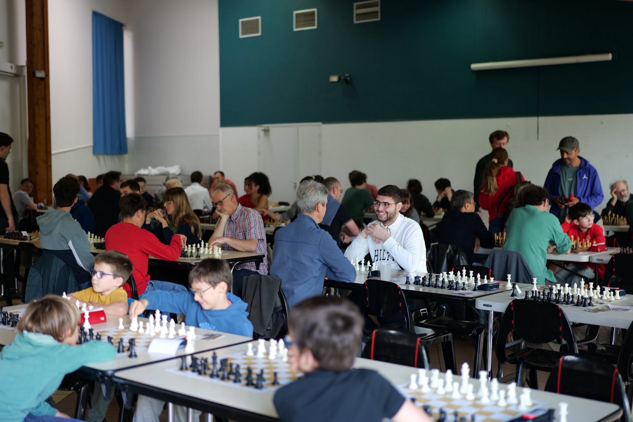 Joueurs participant à un tournoi d'échecs organisé par Poitiers-Migné Échecs