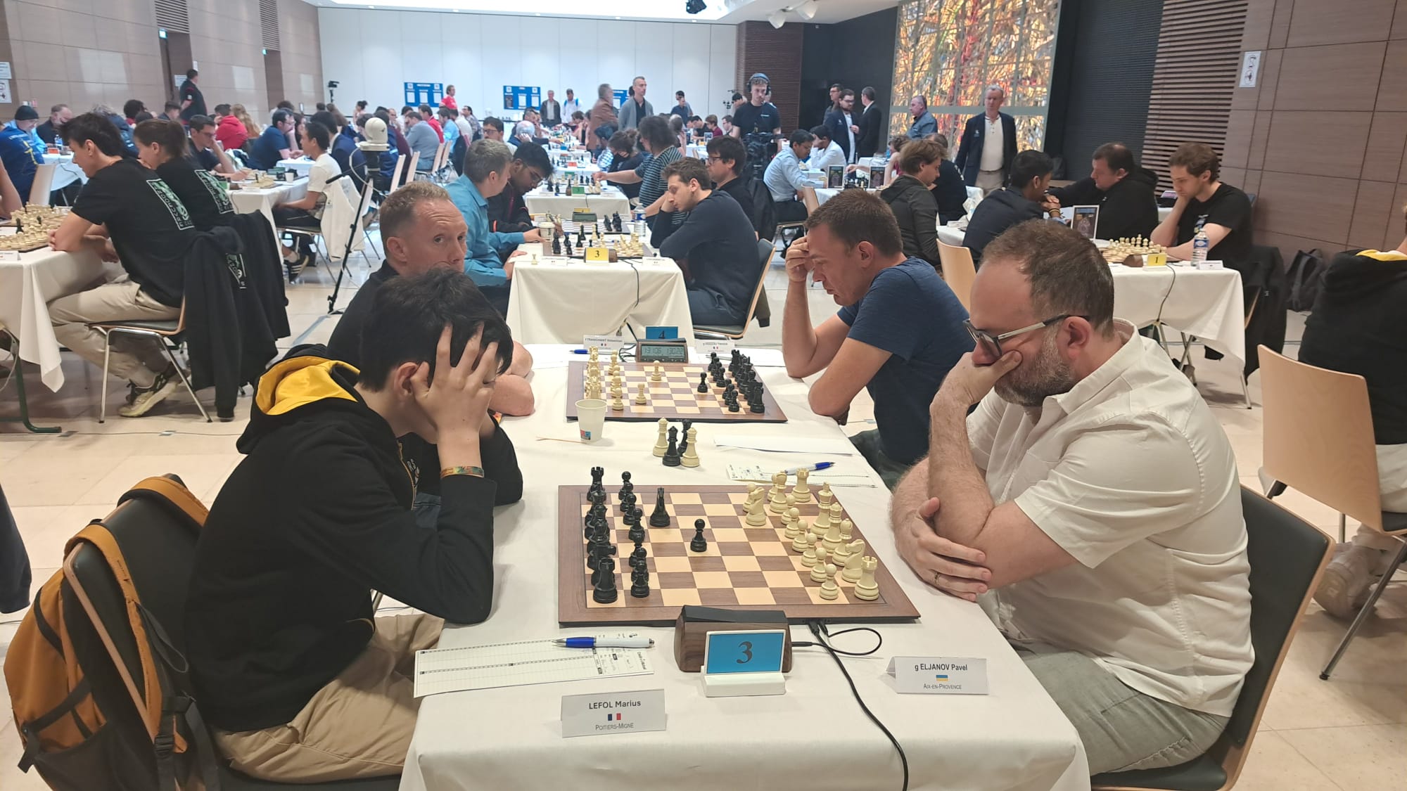 Jouer aux échecs en compétition Joueurs de Poitiers-Migné Échecs disputant une rencontre officielle de compétition par équipes
