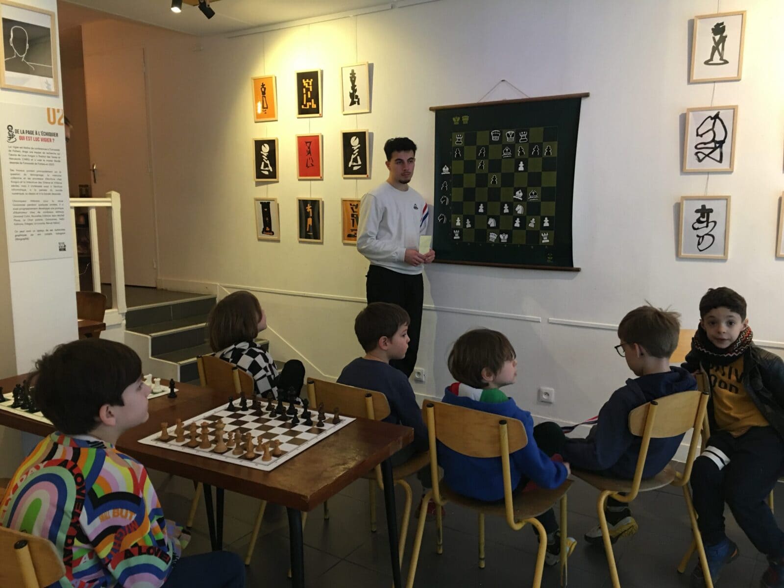 Apprendre les échecs à Poitiers : cours pour enfants, adultes et débutants Enfants participant à un cours d'échecs à Poitiers