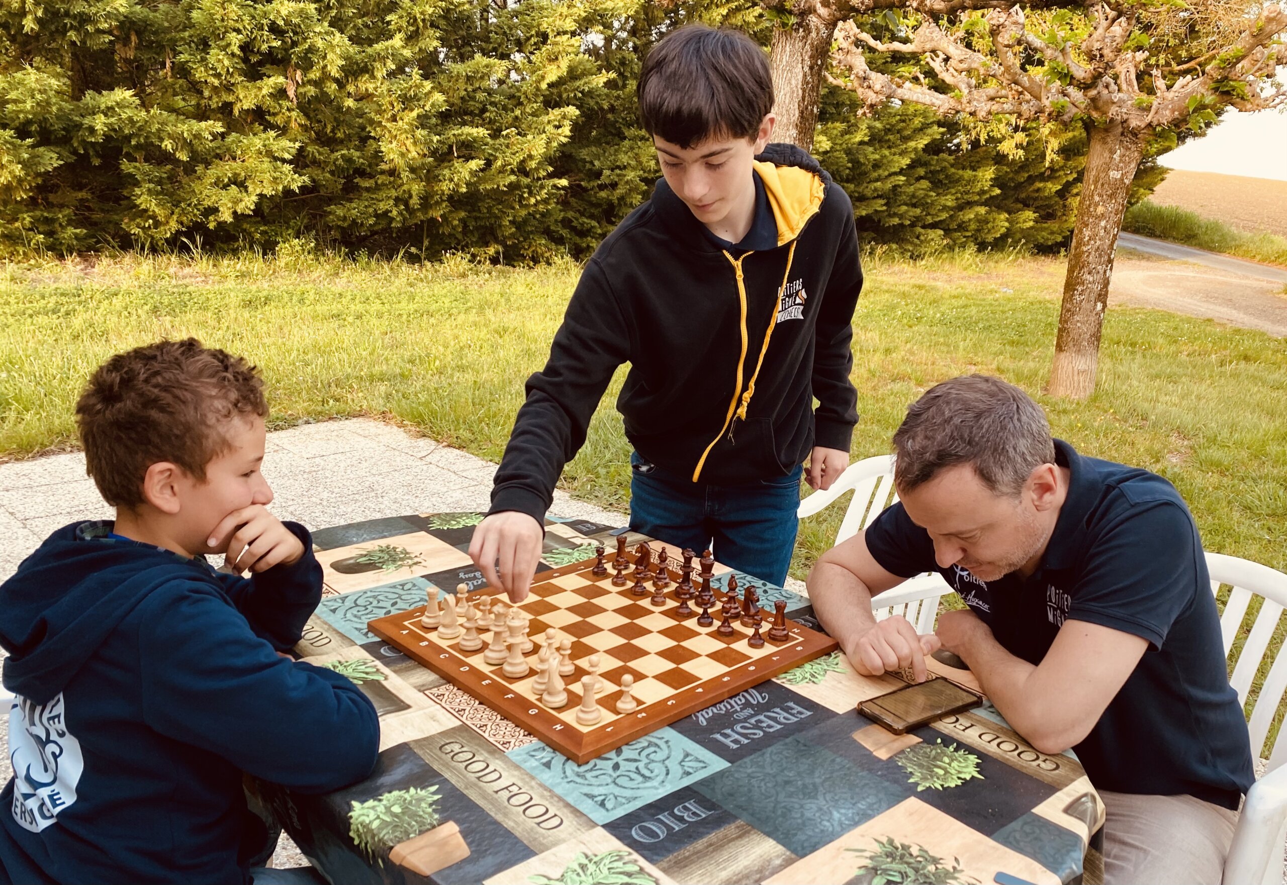 Comment progresser aux échecs : les méthodes qui fonctionnent vraiment Joueurs analysant une partie d'échecs afin de progresser.