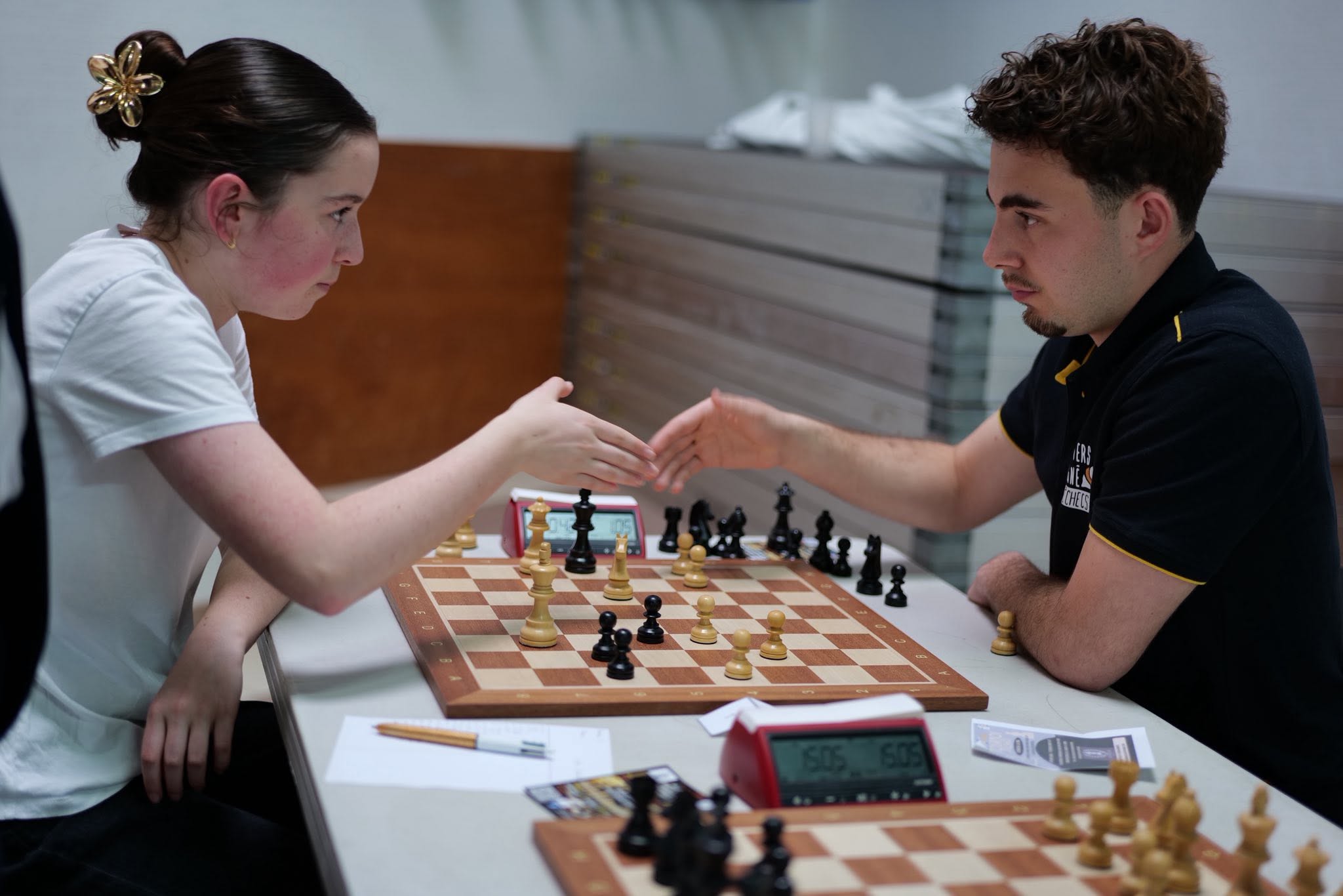 Trouver un tournoi d'échecs : guide pour participer à votre prochaine compétition Joueurs disputant un tournoi rapide d'échecs à Poitiers