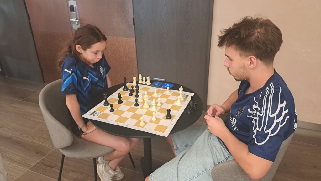 Une première édition réussie pour l’Open International Plaza Futuroscope Levanah Alcantara joue aux échecs avec le MF Ewen Pichon au Plaza Futuroscope