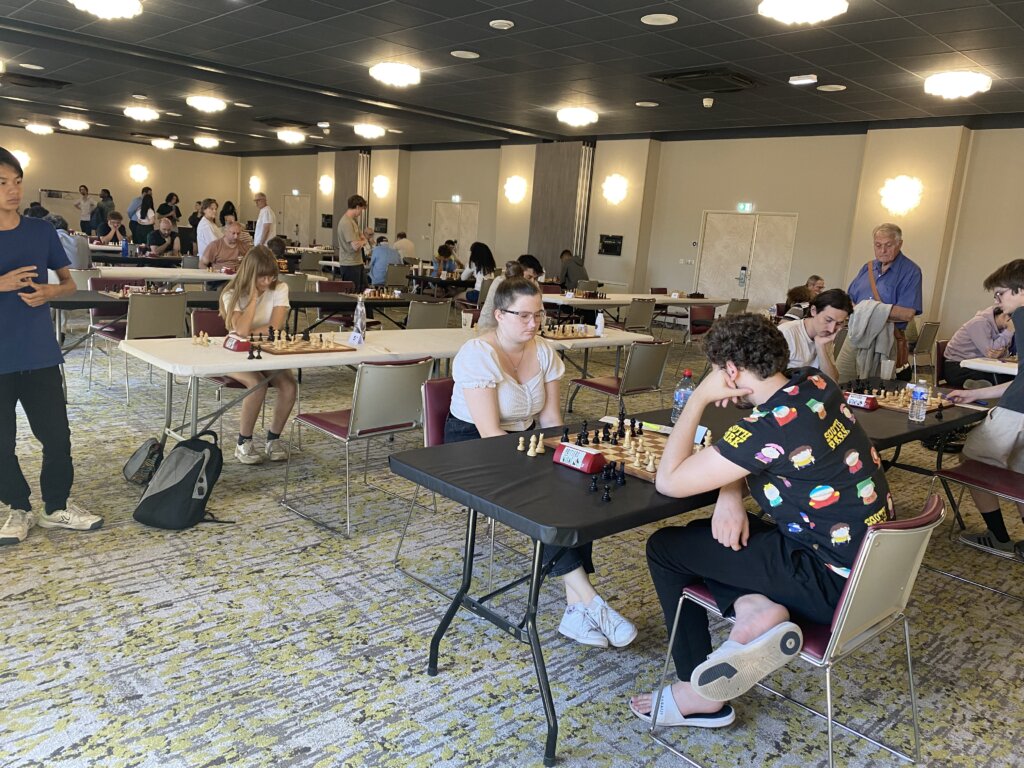 Une première édition réussie pour l’Open International Plaza Futuroscope Open International Plaza Futuroscope 2026 – tournoi d’échecs près de Poitiers Audrey Fromherz face au MI Tom Decuignère à l’Open International Plaza Futuroscope 2026