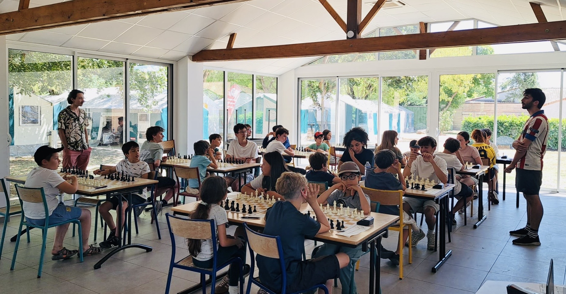 Camp Échecs & Nature : un séjour d’été pour les jeunes Tournois homologués, conseils, analyses de parties et ateliers permettent à chaque jeune de profiter pleinement de sa semaine d'échecs.