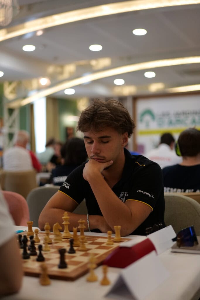 La Coupe de la Parité est chez elle à Poitiers ! L'équipe de Poitiers-Migné Échecs en compétition lors de la finale de la Coupe de la Parité 2026. Ici Ewen Pichon.