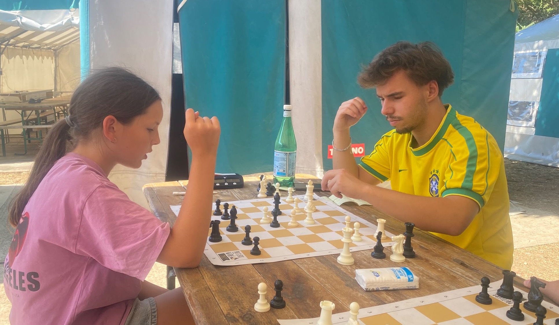 Camp Échecs & Nature : un séjour d’été pour les jeunes Ewen Pichon joue aux échecs avec une participante du camp