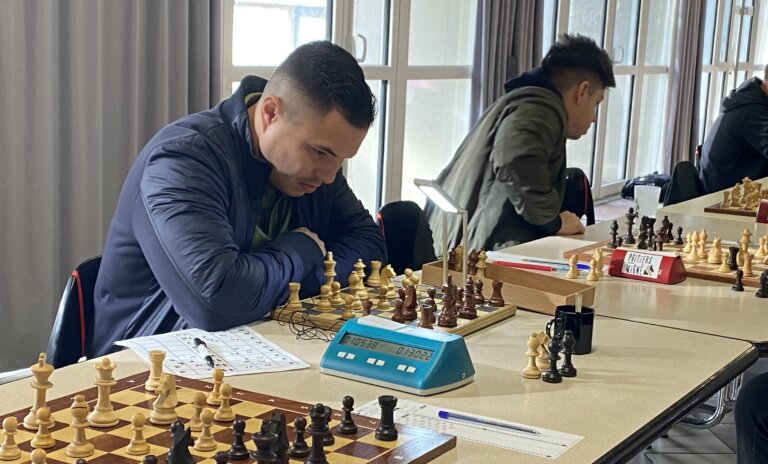 Daniel Pulvett, champion du monde d’échecs des malvoyants, à l’honneur dans la presse locale Daniel Pulvett disputant une partie d'échecs en Nationale 1 avec Poitiers-Migné Échecs.