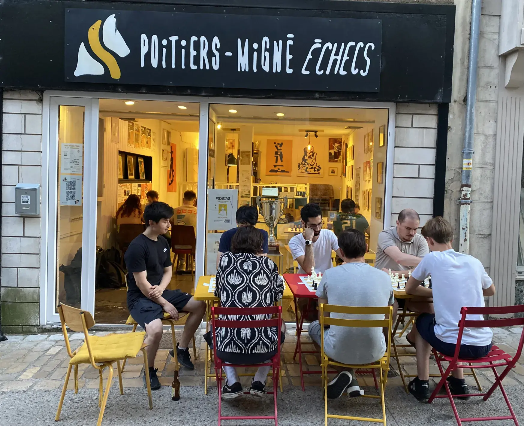 Jouer aux échecs en compétition Les joueurs vont participer à l'Open International de Grand Poitiers organisé par Poitiers-Migné Échecs