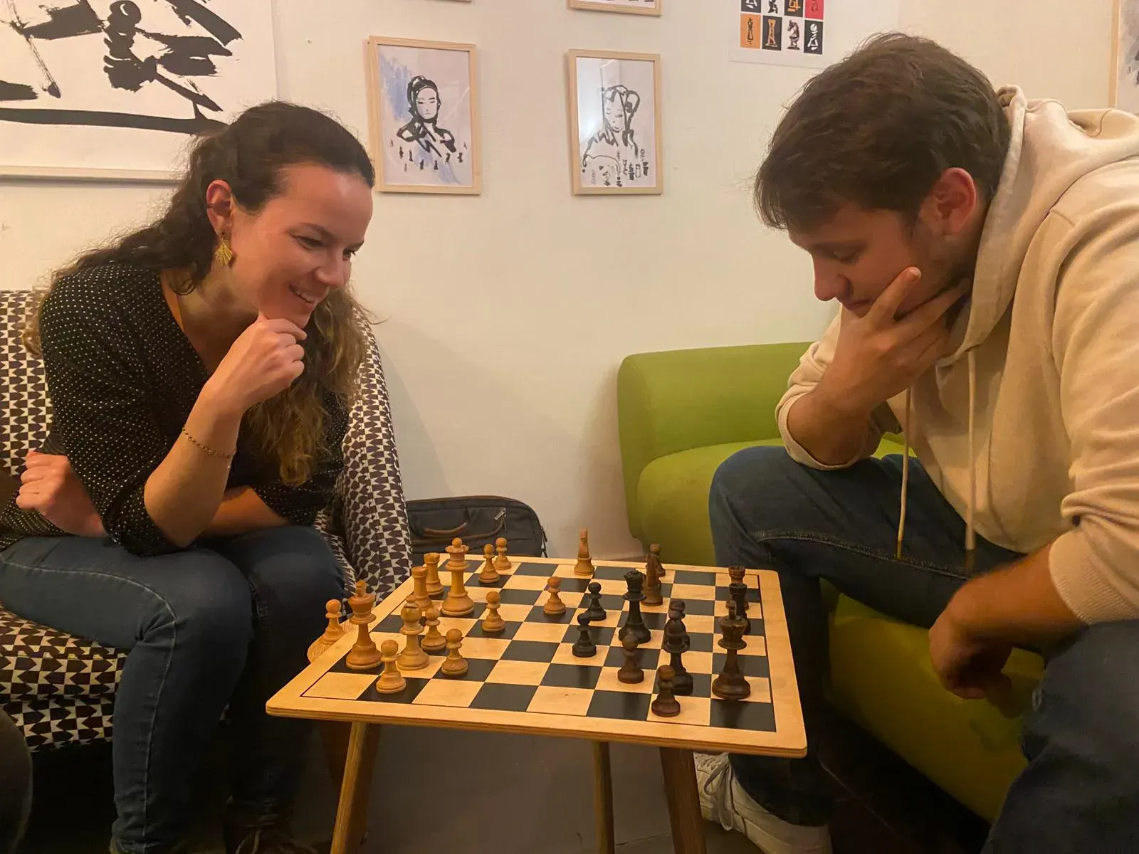 Comment progresser aux échecs : les méthodes qui fonctionnent vraiment Joueurs analysant une partie d'échecs afin de progresser.